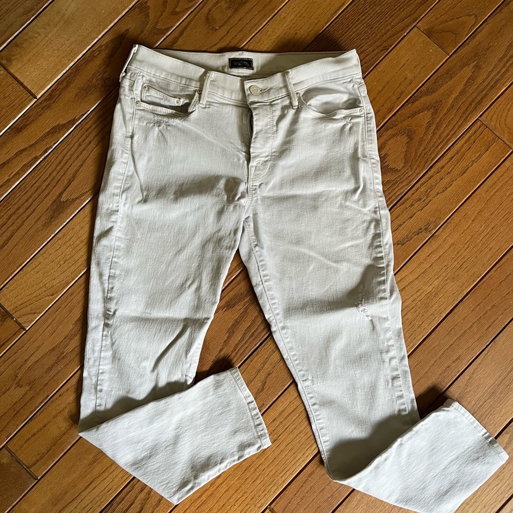 Cream lightly distressed MOTHER skinny crop